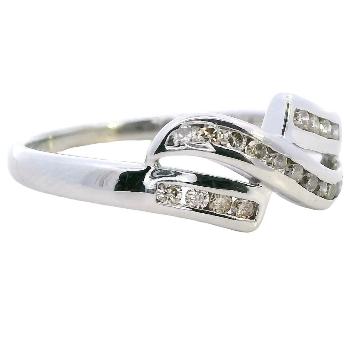 Discover Timeless Elegance 9ct White Gold 18 stone Diamond Ring