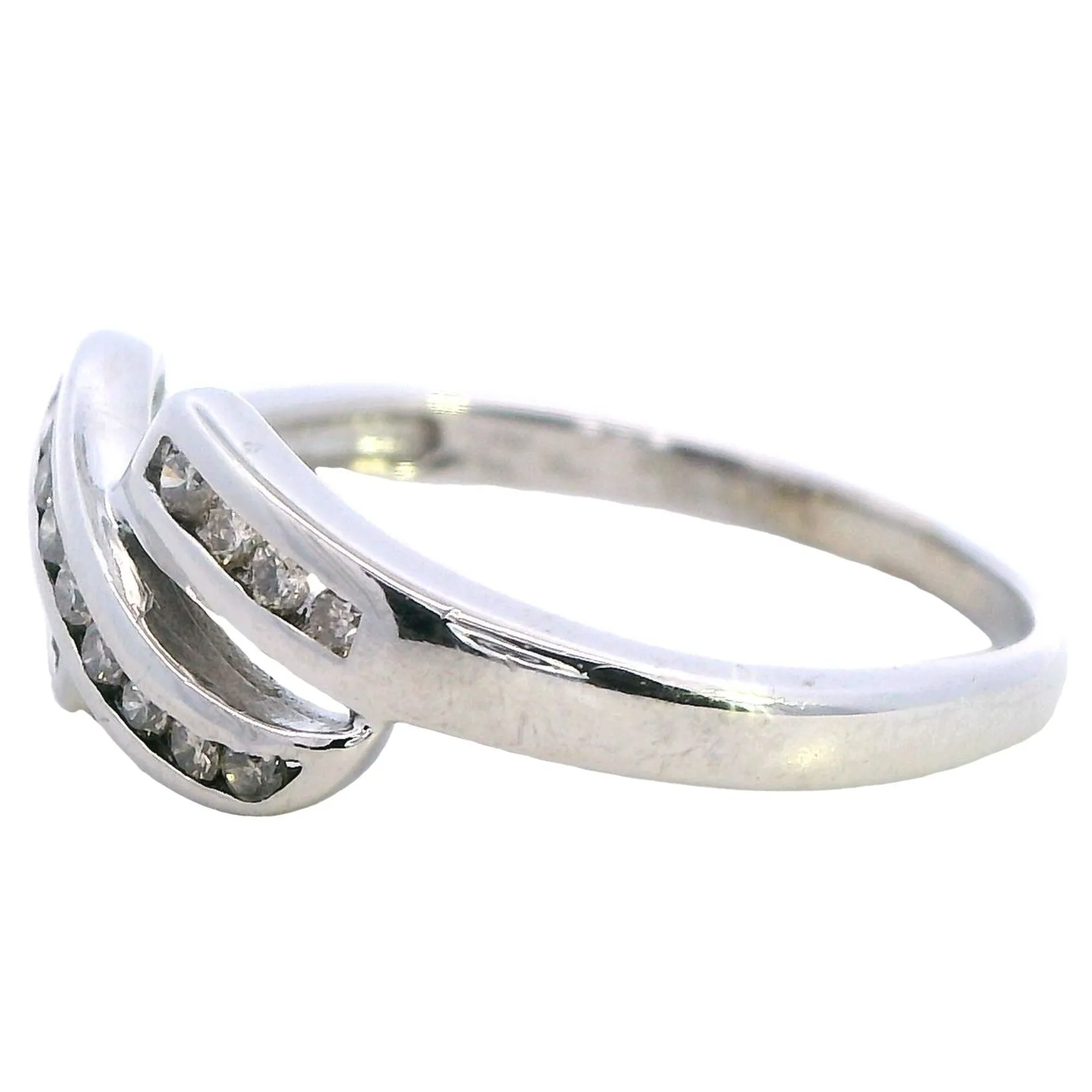 Discover Timeless Elegance 9ct White Gold 18 stone Diamond Ring