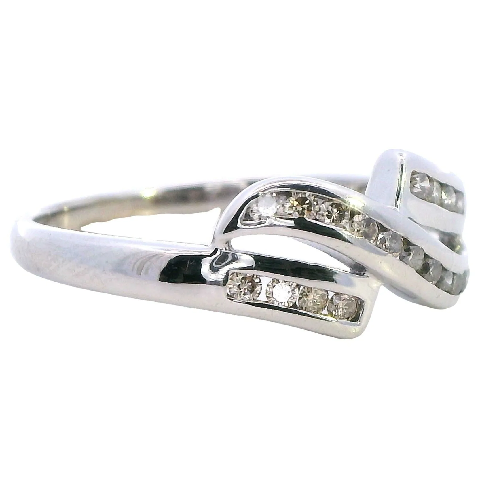 Discover Timeless Elegance 9ct White Gold 18 stone Diamond Ring