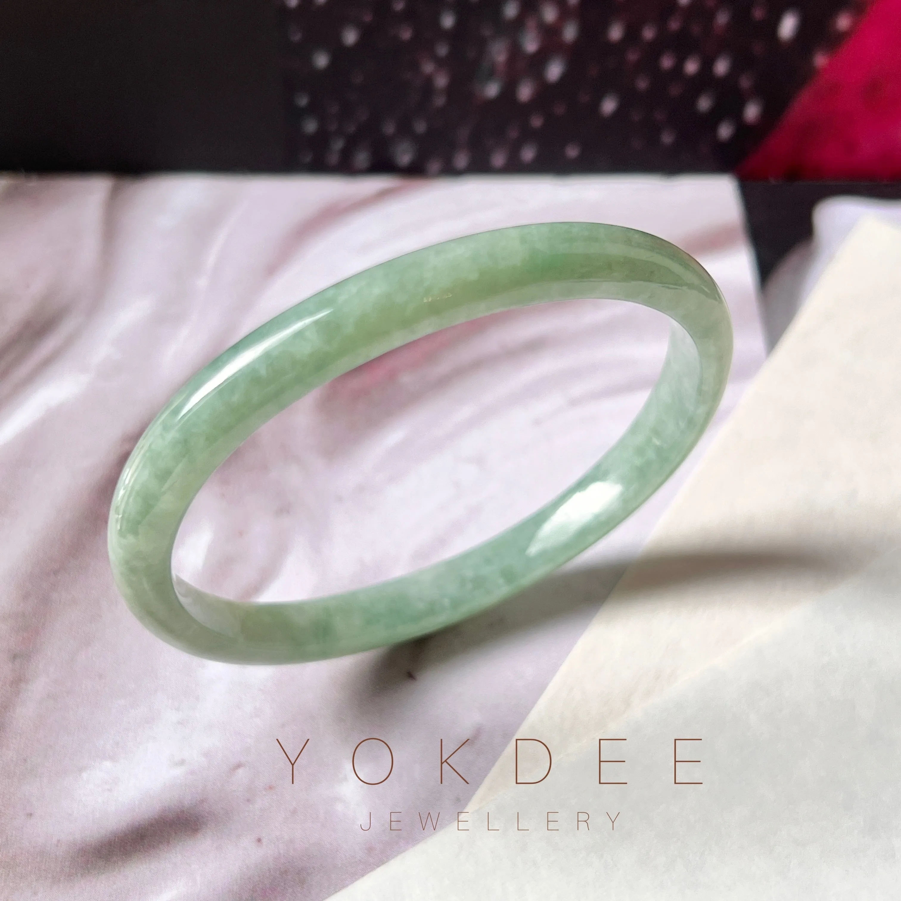 SOLD OUT: 55.6mm A-Grade Natural Green Jadeite Modern Oval Bangle No.151794